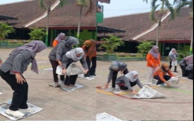 TINGKATKAN KEKOMPAKAN MELALUI LOMBA PERAHU KERTAS